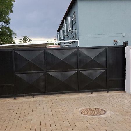 Silver Rest Guesthouse Мафикенг Экстерьер фото